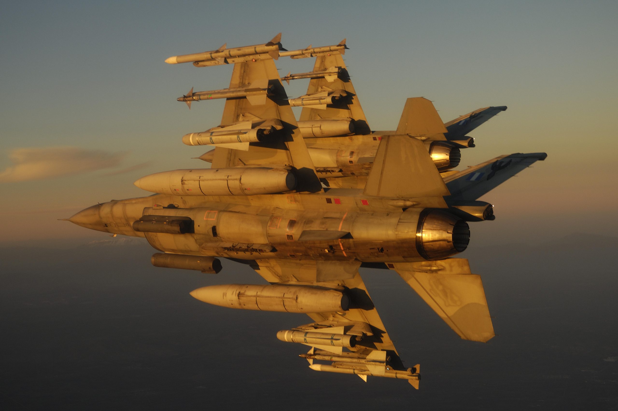 Βίντεο: Βολές βλημάτων AGM-65 Maverick από F-16 block 52+ και Hellfire κατά ναυτικών στόχων