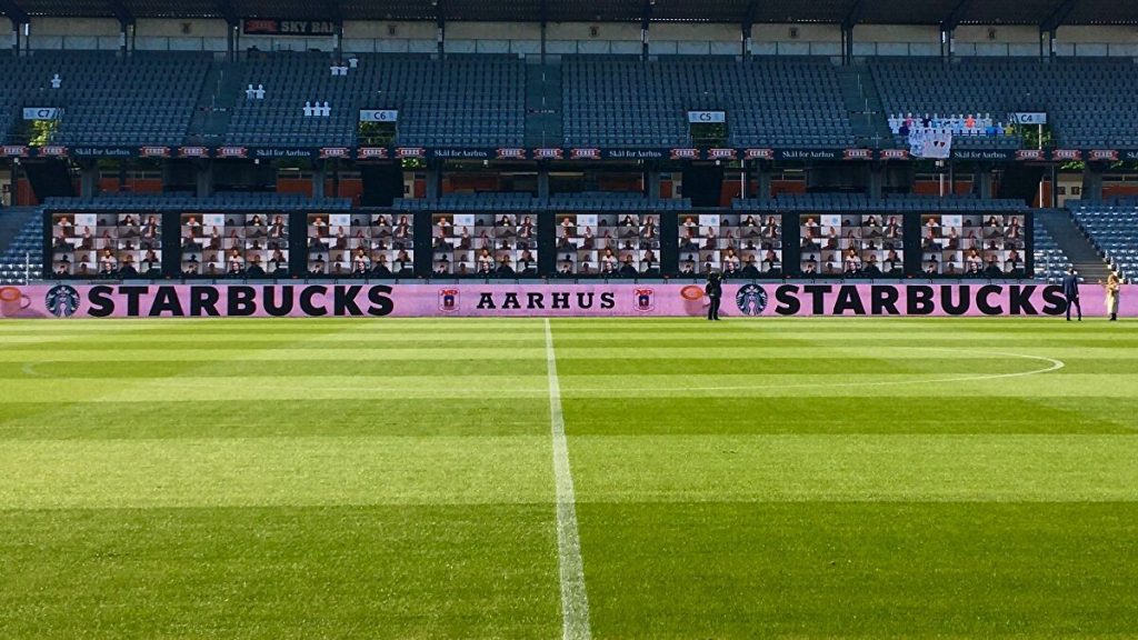 Γκάφα από τις λίγες με εικονική εξέδρα: H Λιντς έβαλε στις κερκίδες της τον… Οσάμα Μπιν Λάντεν! (φωτο)