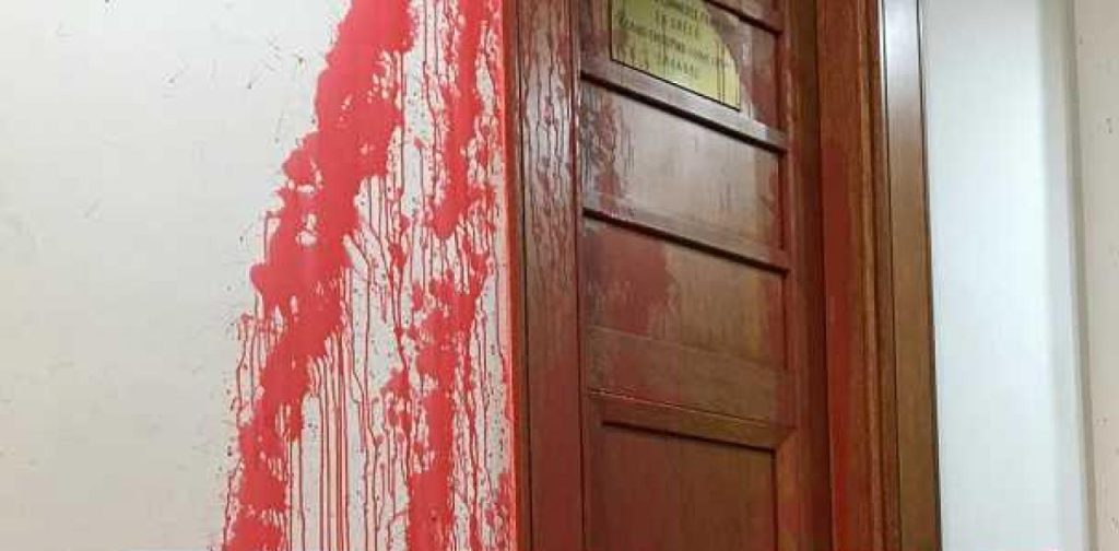 Θεσσαλονίκη: Επίθεση στο Ελληνογαλλικό Επιμελητήριο – Πέταξαν μπογιές και τρικάκια (βίντεο)