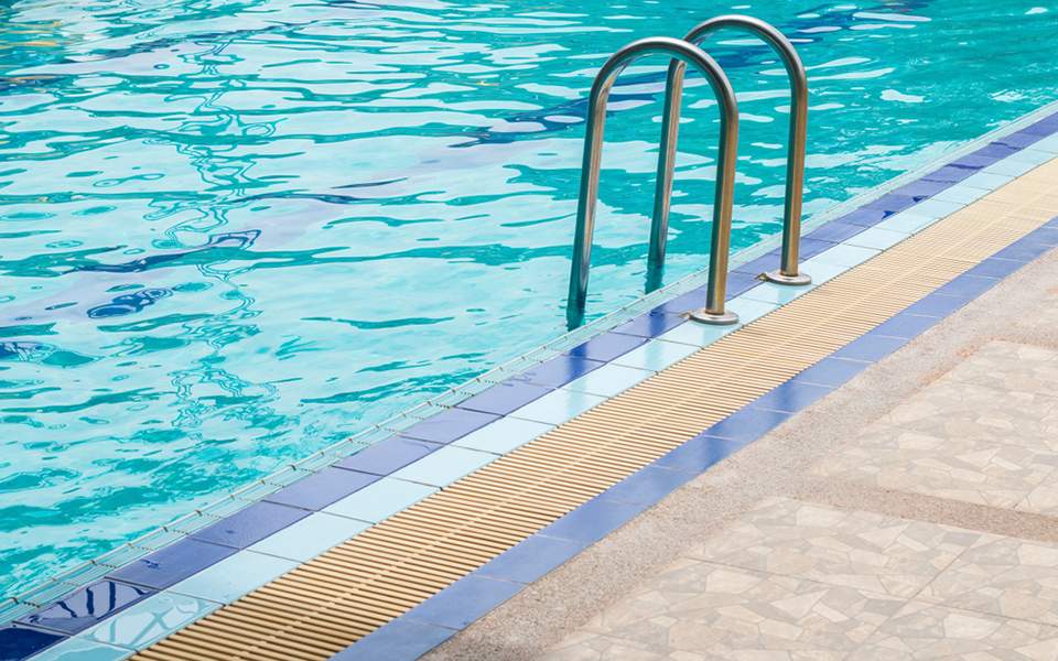 Τραγωδία στην Αίγινα: 15χρονος πνίγηκε σε πισίνα σπιτιού – Βούτηξε με γεμάτο στομάχι (upd)