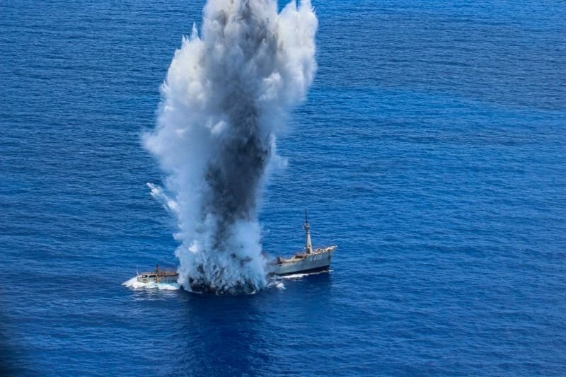 Δείτε τη στιγμή που η τορπίλη του υποβρυχίου Type 214 του ΠΝ χτυπάει και βυθίζει το πλοίο στην άσκηση (βίντεο)