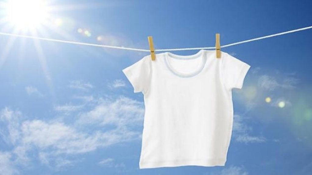 Το εύκολο τρικ που θα εξαφανίσει την «κιτρινίλα» από τα λευκά σας ρούχα!