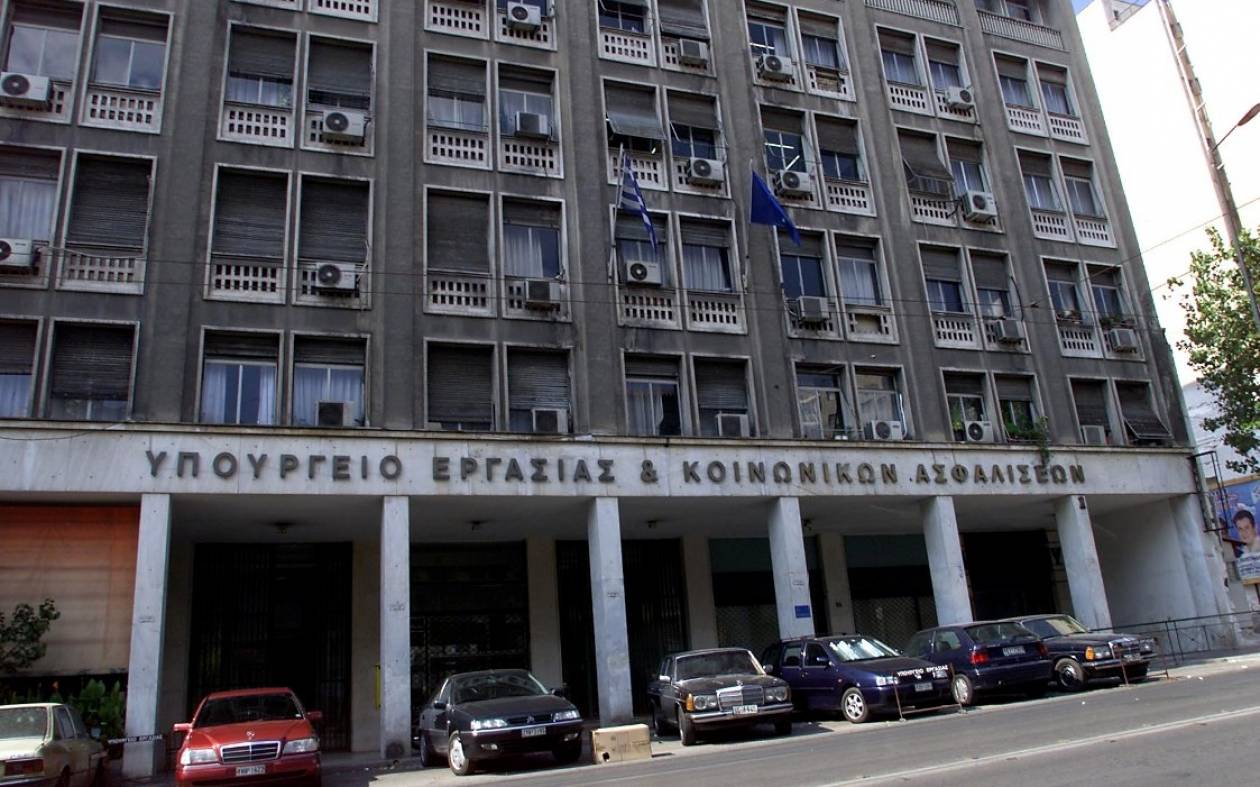 Διευκρινήσεις από το υπουργείο Εργασίας για τους εποχικούς εργαζόμενους – Τι προβλέπει η νέα εγκύκλιος