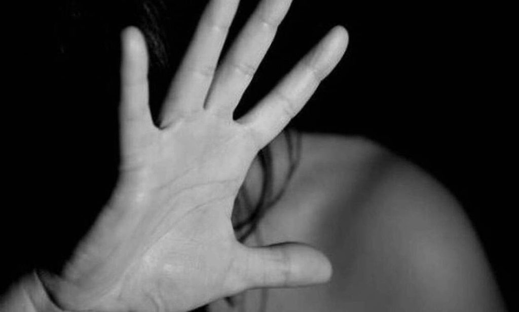 Γυναίκα κρατούσε την κόρη της φυλακισμένη για 26 χρόνια – Έτρωγαν γατοτροφή και ζούσαν με αρουραίους! (φωτο)