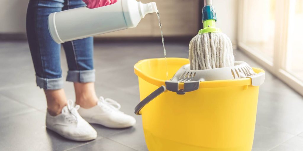 Ηθοποιός από τις «8 λέξεις» δούλευε ως καθαρίστρια στα σπίτια σταρ του Χόλιγουντ με 400 ευρώ την ημέρα (βίντεο)