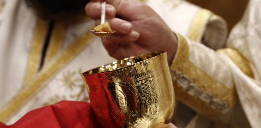 ΗΠΑ: Θεία κοινωνία με… λαβίδες μίας χρήσης λόγω κορωνοϊού