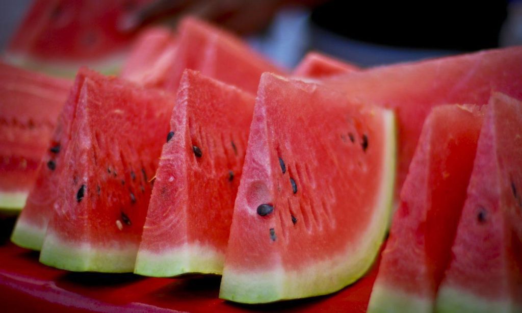Σταμάτα να τα πετάς: Αυτός είναι ο λόγος που πρέπει να τρως και τα κουκούτσια από το καρπούζι