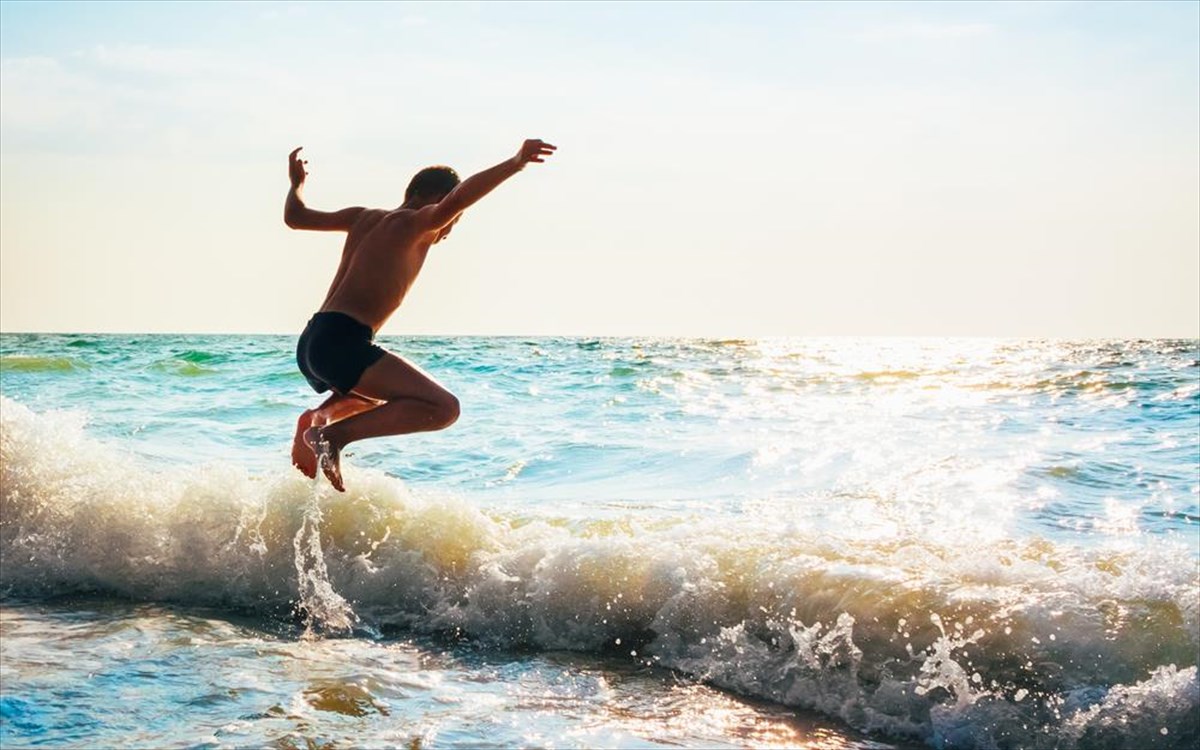 Ασκήσεις στη θάλασσα: Τα οφέλη της άσκησης μέσα στο νερό
