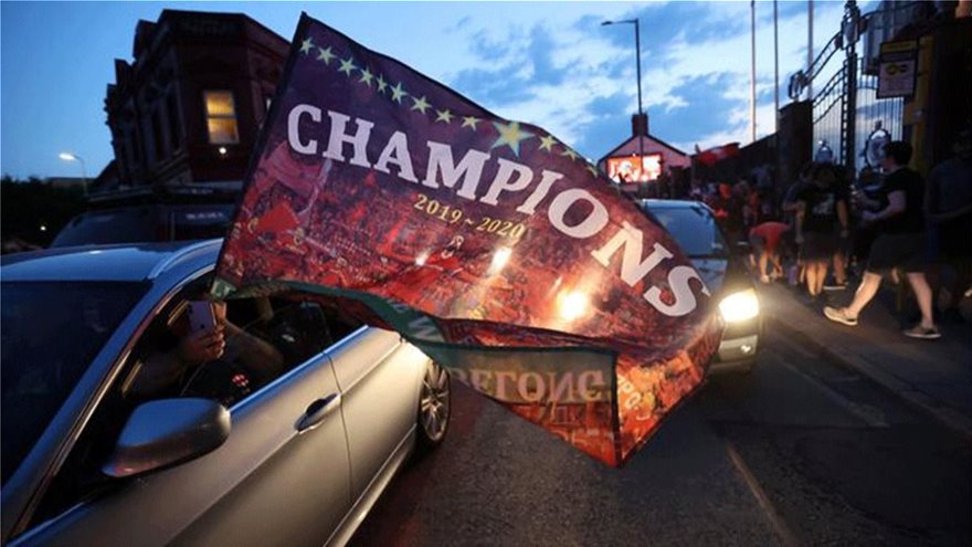 Οι οπαδοί της Λίβερπουλ κατέκλυσαν τους δρόμους: Ατελείωτο πάρτι για την κατάκτηση της Premier League (βίντεο)