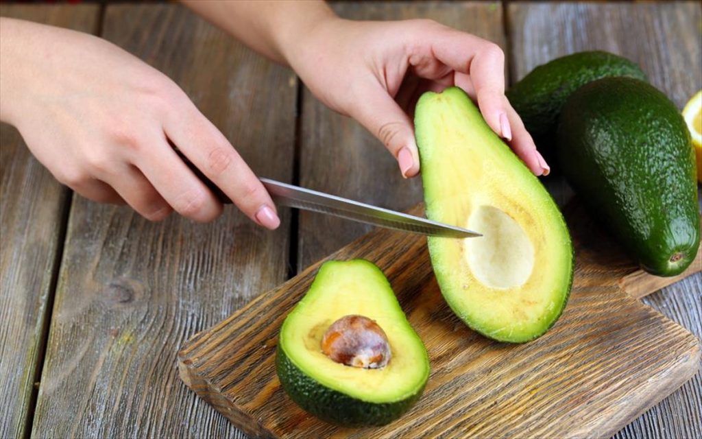 Αβοκάντο: Πόσες θερμίδες έχει και ποια είναι τα οφέλη του για τον οργανισμό μας;