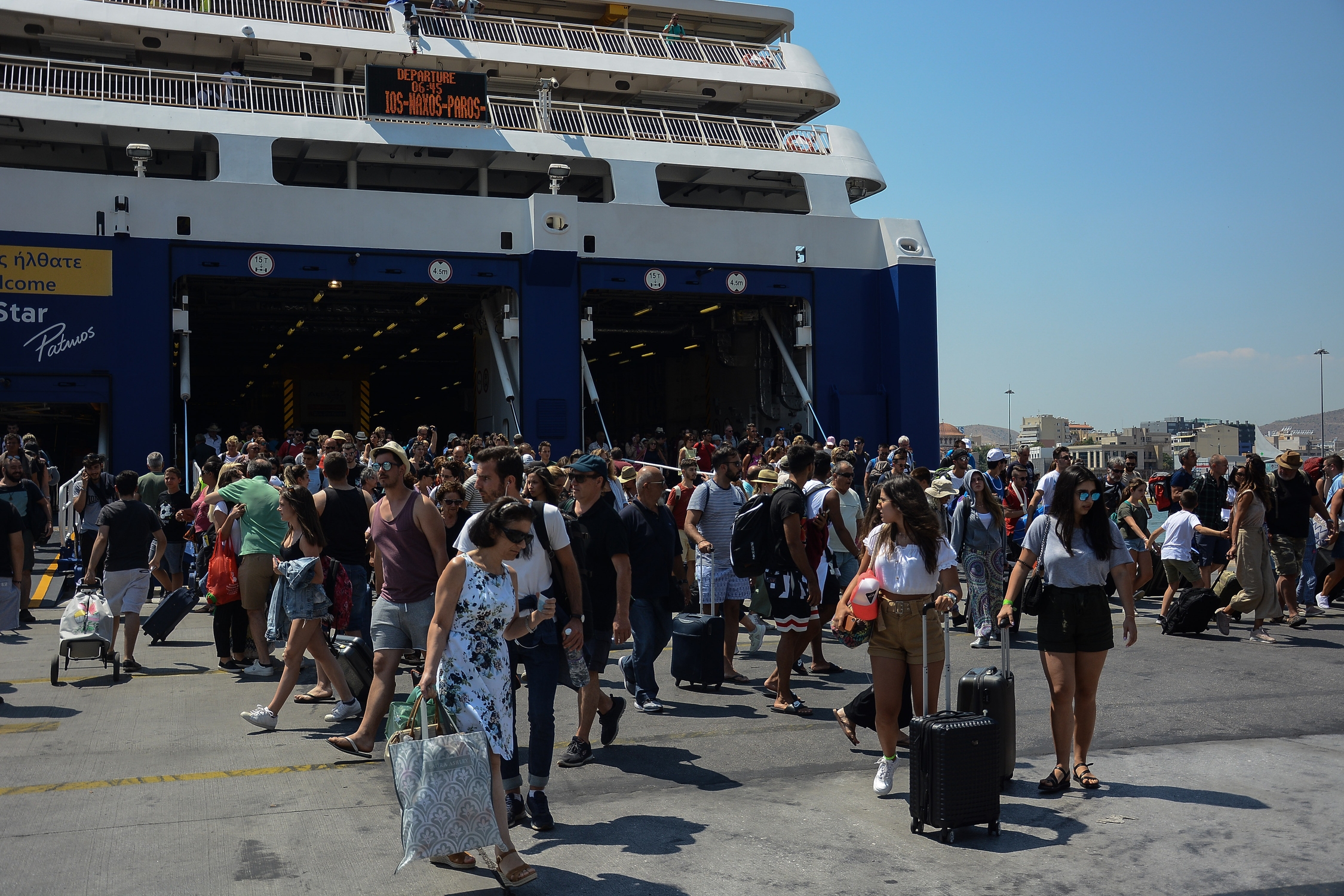 Στο «κόκκινο» η κίνηση στο λιμάνι του Πειραιά για τα νησιά – Συστηματικοί έλεγχοι για την τήρηση των μέτρων