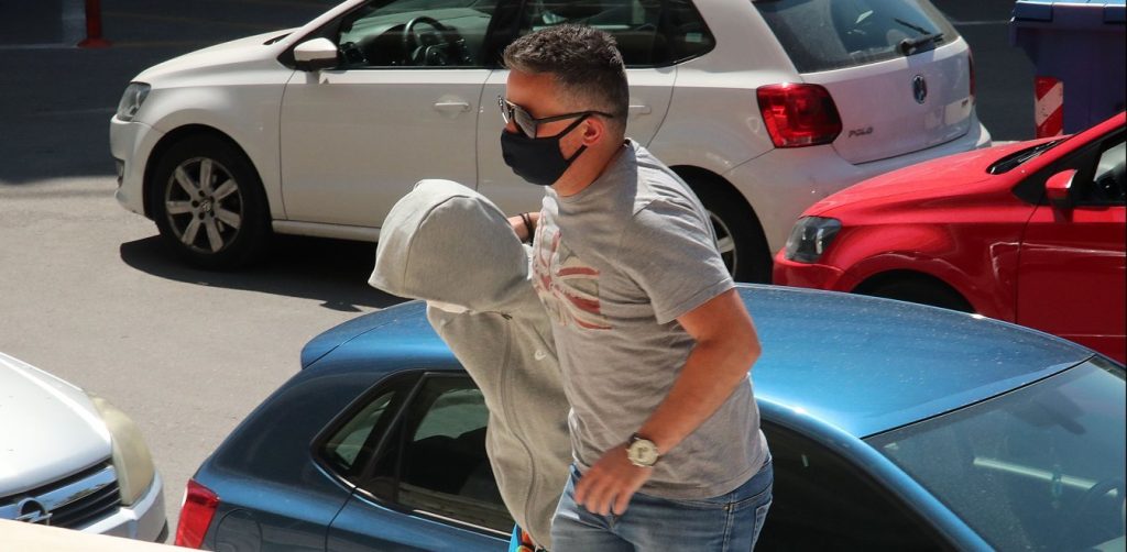 Αρπαγή ανήλικης: Ο δικηγόρος της 33χρονης αγόρασε δώρο στην 10χρονη – «Βροχή» οι αντιδράσεις στο διαδίκτυο (φώτο)