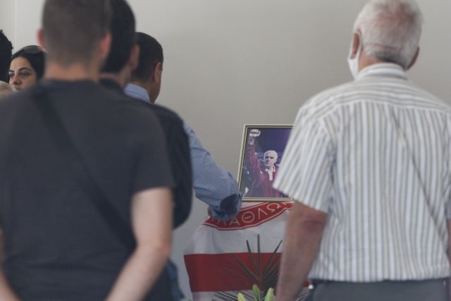 Ν.Αλέφαντος: Συγκίνηση στο «τελευταίο αντίο» – Τυλιγμένο το φέρετρο με την σημαία του Ολυμπιακού (βίντεο)