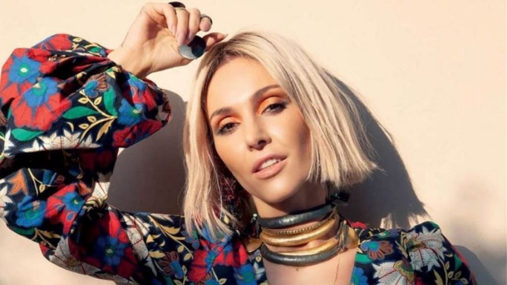 Τάμτα: Με στυλ βγαλμένο από τα 90’s παρέα με τον Πάρι Κασιδόκωστα (φωτό)