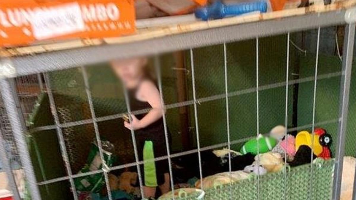 Φρίκη: Βρήκαν παιδί κλειδωμένο σε κλουβί – Ήταν μαζί με φίδια, σκυλιά και ποντίκια (φώτο)