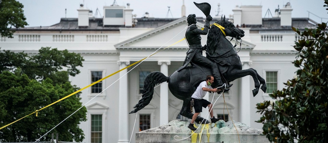 Από έφιππος… πεζός – Επιχείρησαν να γκρεμίσουν άγαλμα στον Λευκό Οίκο