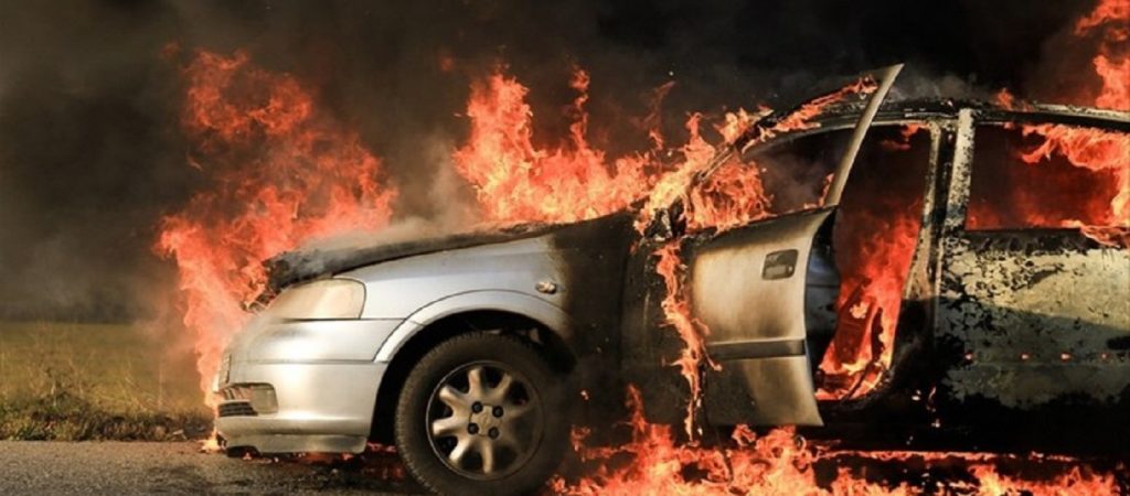 Είχε «Άγιο»: Το αυτοκίνητό του «τυλίχθηκε» στις φλόγες στη μέση της Εθνικής και δεν τραυματίστηκε