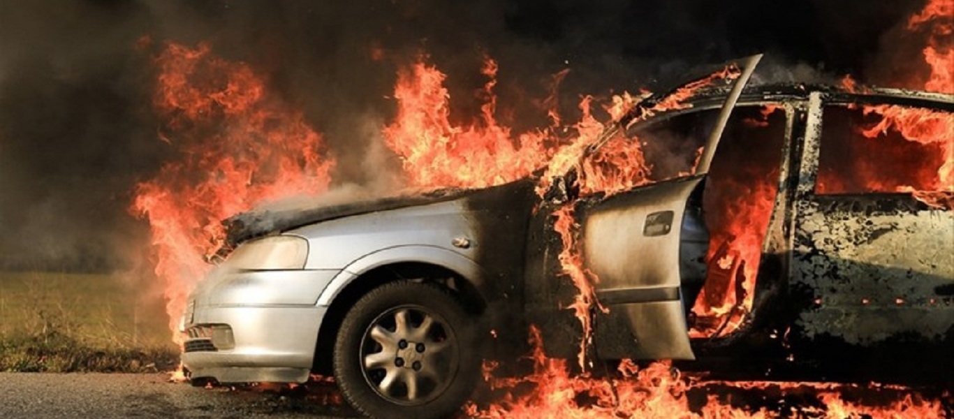 Είχε «Άγιο»: Το αυτοκίνητό του «τυλίχθηκε» στις φλόγες στη μέση της Εθνικής και δεν τραυματίστηκε