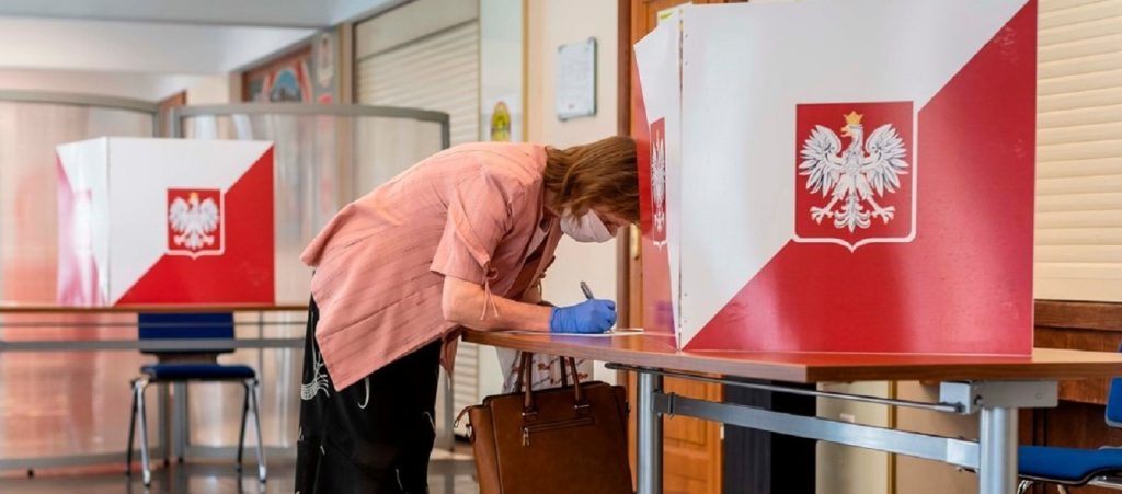 Πολωνία: Ψήφισαν με μάσκες στις προεδρικές εκλογές – Στις κάλπες το 24,08% (φώτο)