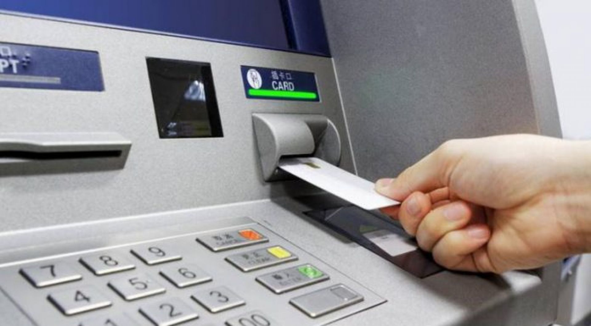 «Ανέπαφο τζακ ποτ»: Η νέα «μόδα» που πλουτίζει τους απατεώνες –  Κάνει τα ATM να βγάζουν μόνα τους χρήματα