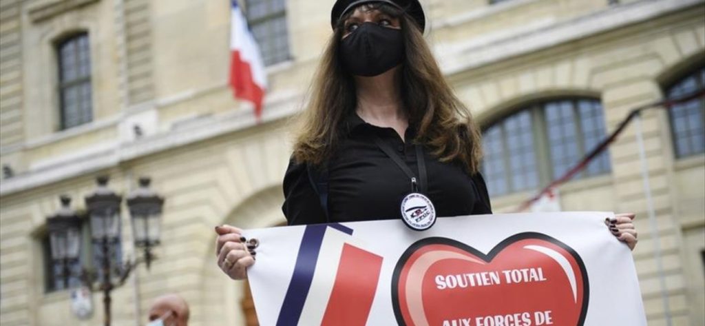 Γαλλία: Διαδηλώνουν κατά της κυβέρνησης οι γυναίκες των αστυνομικών