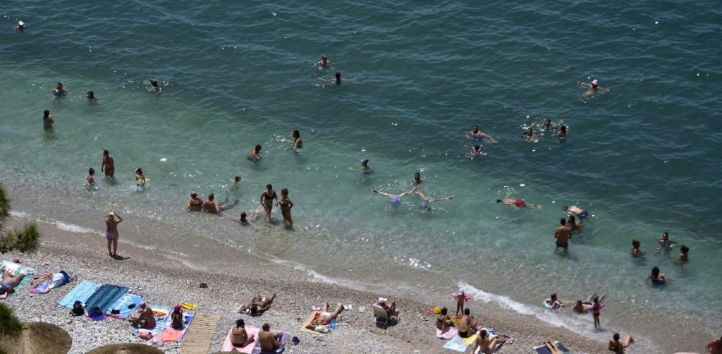 «Βούλιαξε» από τους Αθηναίους η παραλία στο Μαύρο Λιθάρι (φώτο)