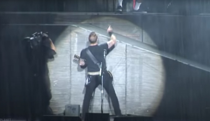 «Αθήνα, είσαι μαζί μας;»: Η ιστορική συναυλιάρα που έγινε κάτω από καταρρακτώδη βροχή