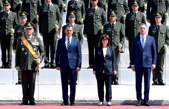 Η Κ.Σακελλαροπούλου επέδωσε τα ξίφη στους νέους Αξιωματικούς του Ελληνικού Στρατού (φώτο)