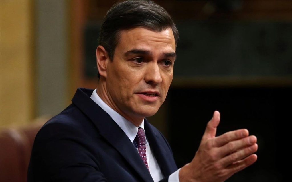 Ισπανία: Mε μάσκα ο Σάντσεθ στην προεκλογική του εκστρατεία – Απέφυγε τις χειραψίες με τους υποστηρικτές του