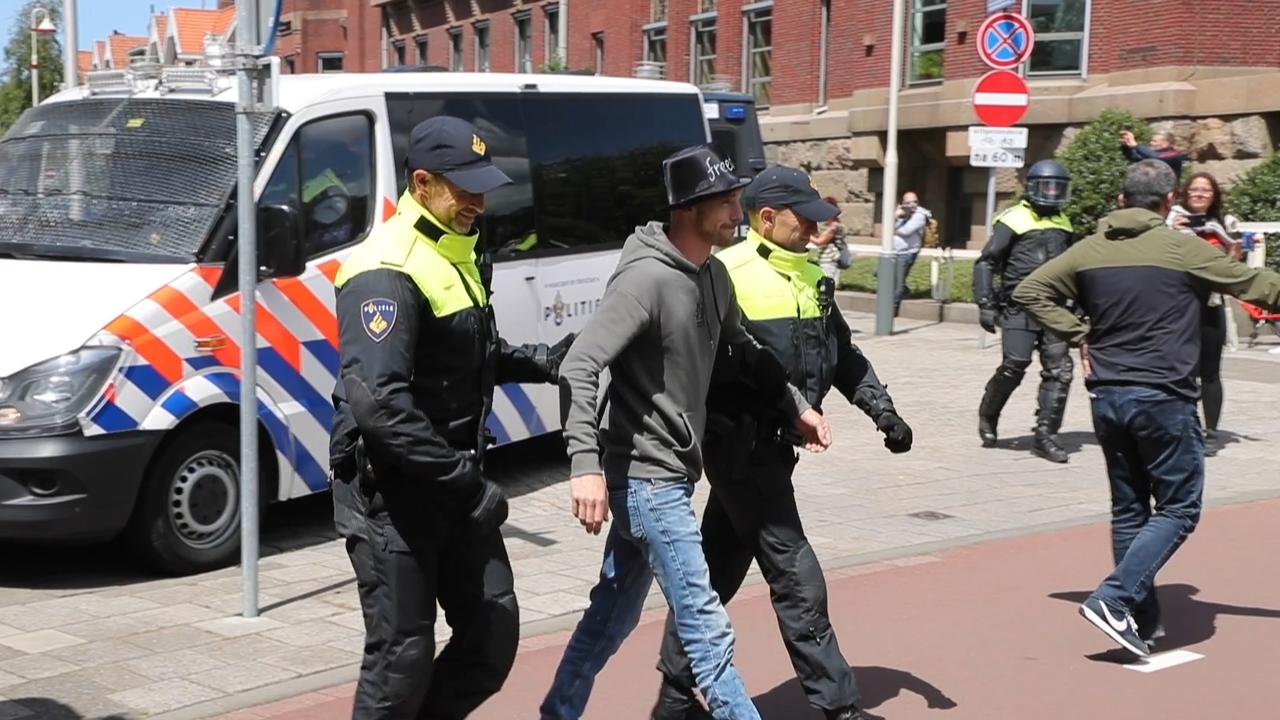 Ολλανδία: Συνελήφθησαν 37 άτομα γιατί… διαδήλωσαν κατά των μέτρων κοινωνικής αποστασιοποίησης