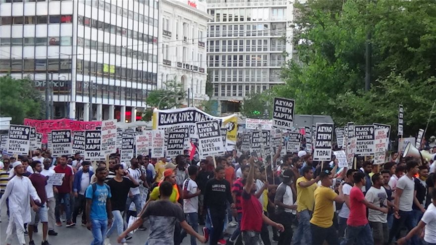 Συλλαλητήριο αλλοδαπών με τη στήριξη ΣΥΡΙΖΑ για ανοιχτά σύνορα – «Θα απελάσουμε τον Μητσοτάκη» (βίντεο)