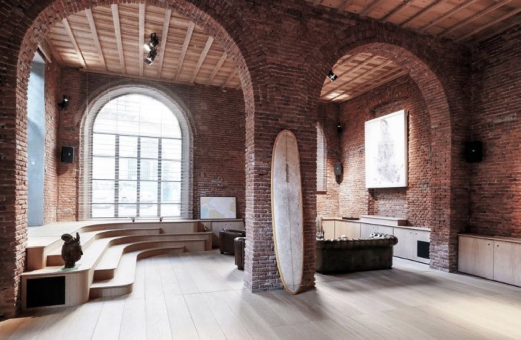 Ένα γκαράζ αυτοκινήτων του 19ου αιώνα μετατράπηκε σε ένα απίστευτο σπίτι (φωτό)