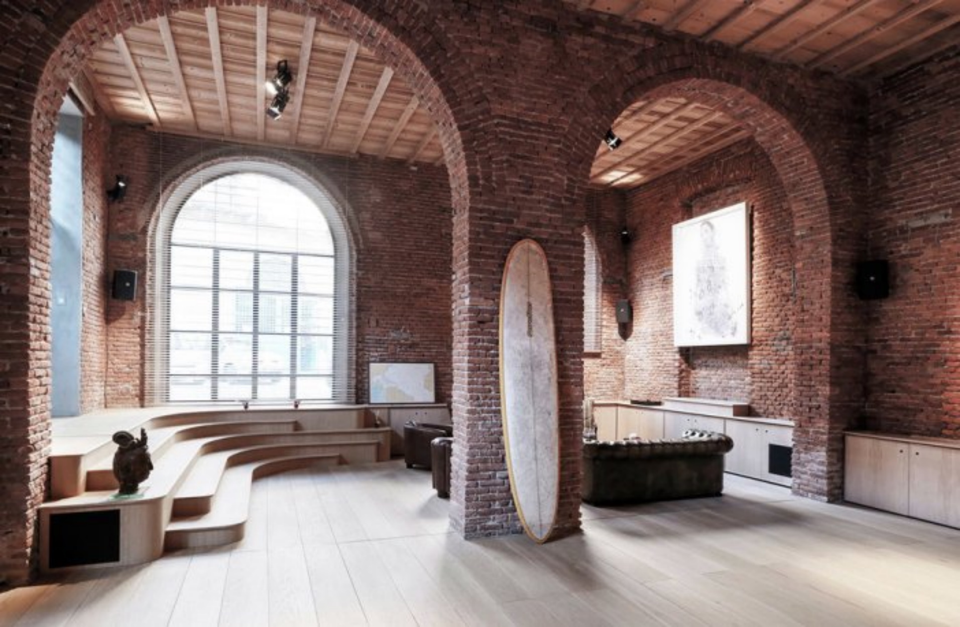 Ένα γκαράζ αυτοκινήτων του 19ου αιώνα μετατράπηκε σε ένα απίστευτο σπίτι (φωτό)