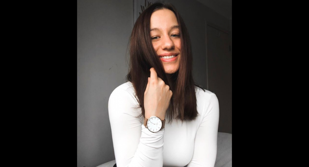 Άφησε τον δίσκο και… το έριξε στις φωτογραφίες: Σερβιτόρα βαρέθηκε να παίρνει 440 ευρώ και βγάζει «τρελό» χρήμα