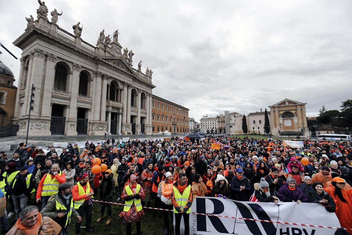 Ιταλία: Συγκρούσεις μεταξύ διαδηλωτών καλλιτεχνών και αστυνομικών στη Ρώμη – Ζητούν οικονομική ενίσχυση (βίντεο)