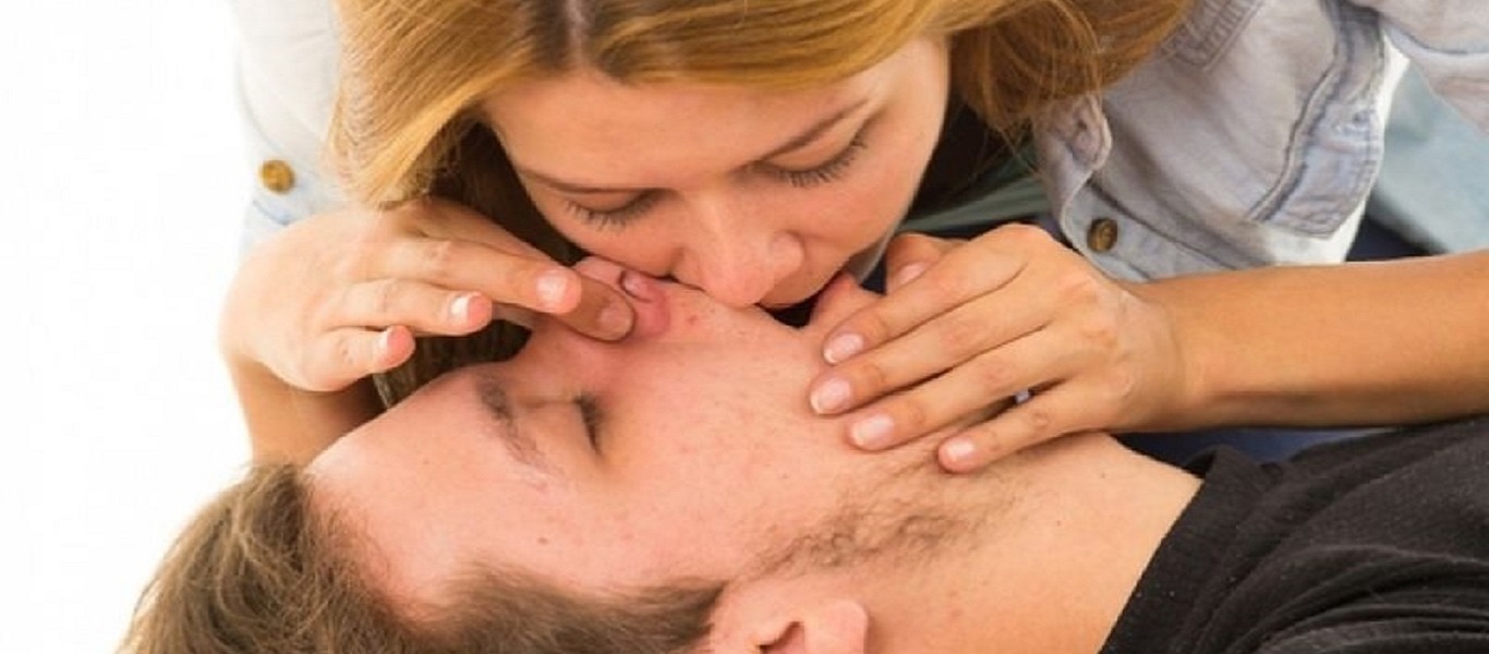 Κορωνοϊός: Το φιλί της ζωής δεν είναι πια το ίδιο (βίντεο)