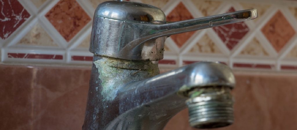 Πώς βγαίνουν εύκολα και με φυσικό τρόπο τα άλατα στον νεροχύτη (βίντεο)