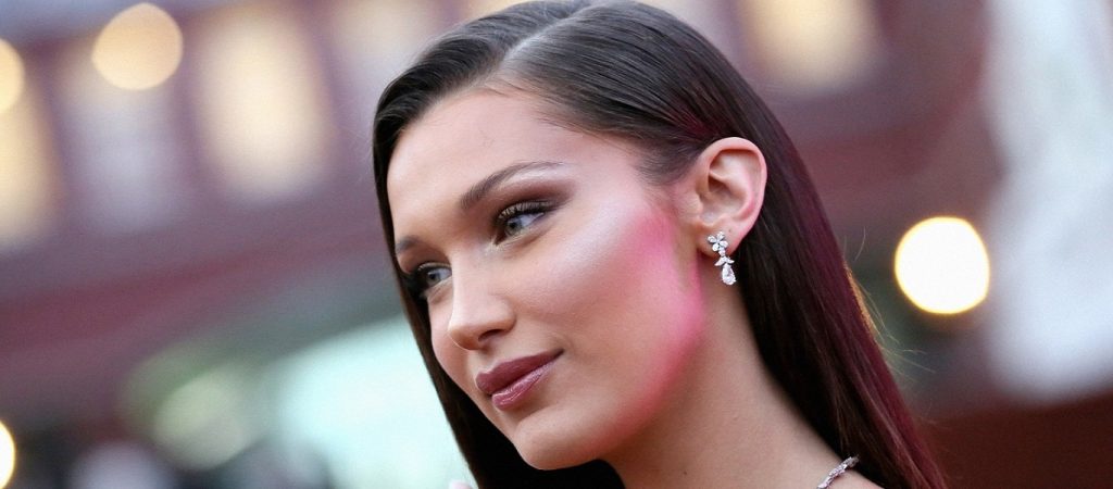 Μπέλα Χαντίντ: Ποζάρει τόπλες και ανάβει «φωτιές» (βίντεο)