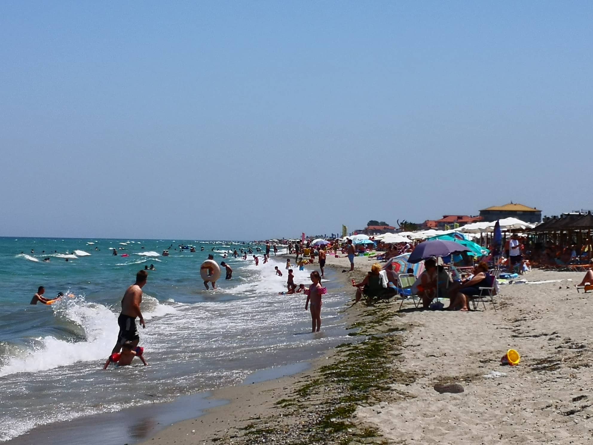 Λάρισα: Γονείς έψαχναν πανικόβλητοι για μια ώρα τον 8χρονο γιο τους και αυτός ήταν… στο beach bar