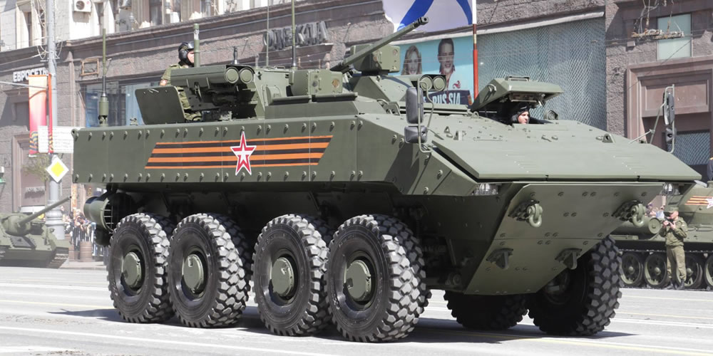 Μια άσχημη στιγμή για τον ρωσικό Στρατό: Το υπερσύγχρονο τροχοφόρο ΤΟΜΑ Bumerang «άρπαξε» στην παρέλαση