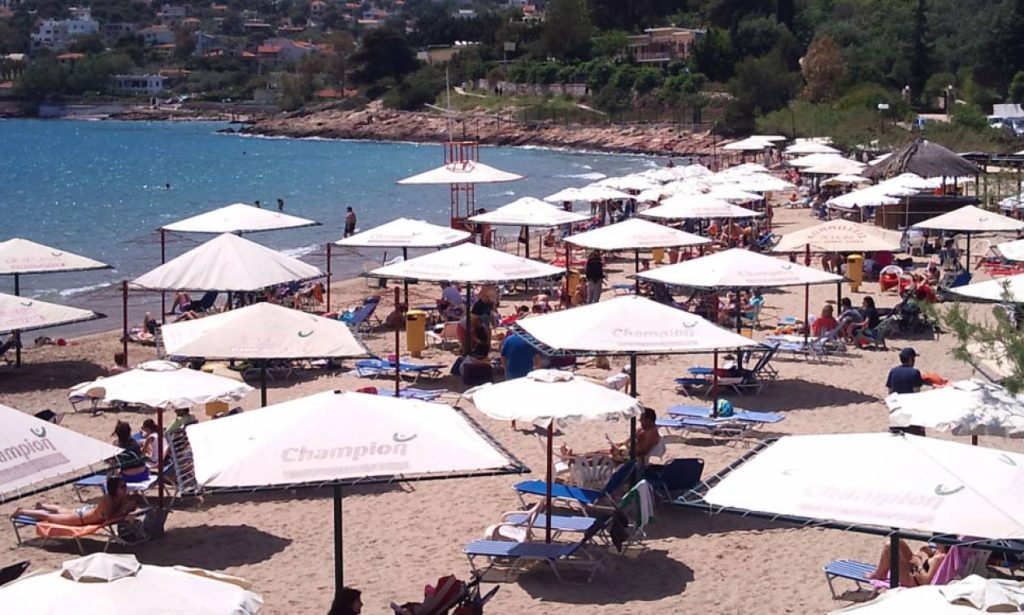 Ο ορισμός της υπερβολής: «Λουκέτο» σε παραλία στο Πόρτο Ράφτη λόγω συνωστισμού – Βρέθηκαν… 16 λουόμενοι παραπάνω!