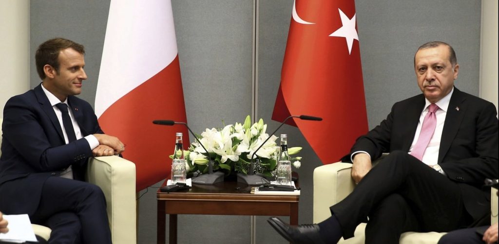 «Έκρηξη» Μακρόν: «Εγκληματική η τουρκική ανάμιξή στην Λιβύη» – Ερντογάν: «Παίζετε επικίνδυνα»