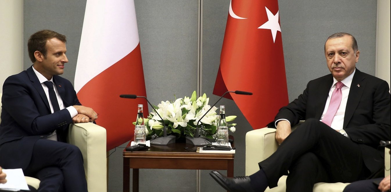 «Έκρηξη» Μακρόν: «Εγκληματική η τουρκική ανάμιξή στην Λιβύη» – Ερντογάν: «Παίζετε επικίνδυνα»