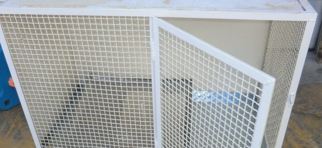 Φρίκη: Κρατούσαν το παιδί τους σε κλουβί ανάμεσα σε φίδια (φωτο)