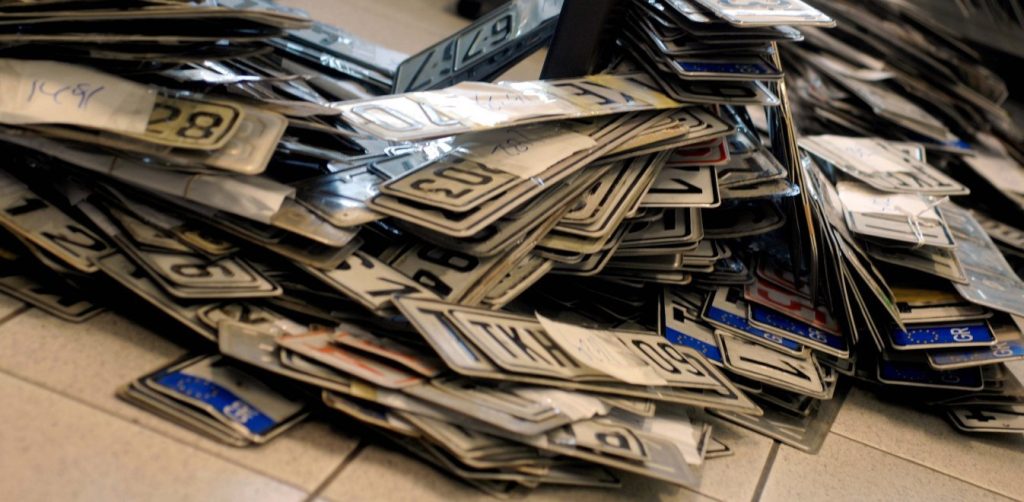 Παρατείνεται η δυνατότητα κατάθεσης πινακίδων στα τουριστικά οχήματα