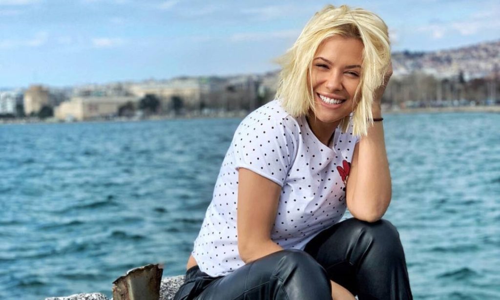 Λάουρα Νάργες: Ποζάρει με αποκαλυπτικό μπικίνι και μας δείχνει το «πλούσιο» μπούστο της (φωτο)