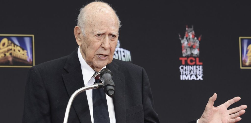 Έφυγε από τη ζωή σε ηλικία 98 ετών ο Αμερικανός κωμικός Καρλ Ράινερ – Είχε παίξει στη «Συμμορία των 11»