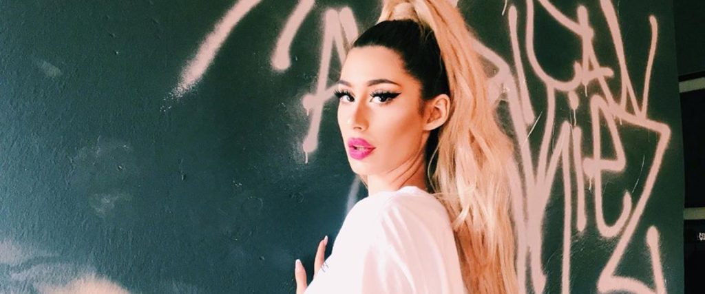 Η εγγονή του Τζοχατζόπουλου «βόλταρε» στη Μύκονο και τα σοκάκια «αναστέναξαν» (βίντεο)