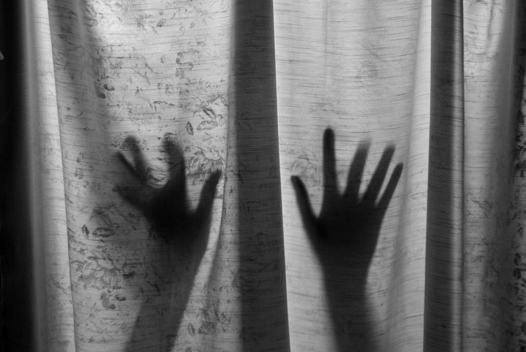 Φρίκη στη Ν.Αφρική: Ηλικιωμένη πέθανε από ανακοπή – Βίαζαν μπροστά της τις ανιψιές της