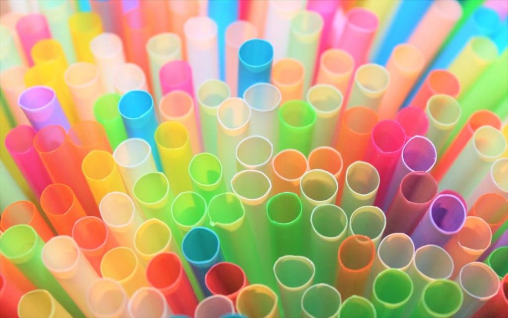 Αυτά είναι τα πλαστικά είδη μιας χρήσης που πρέπει να αποχαιρετίσουμε – Μεγάλες «καμπάνες» για τους παραβάτες